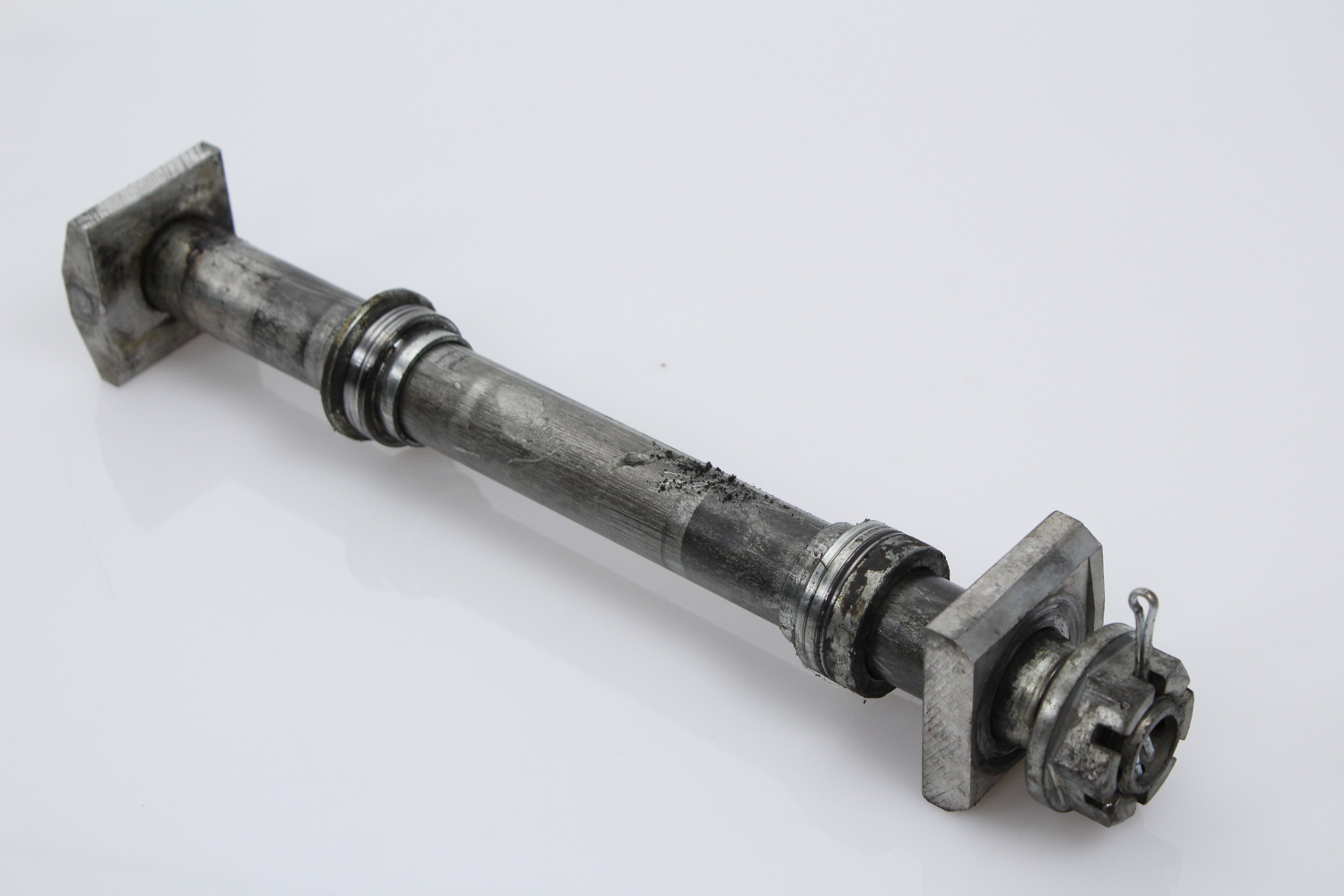 Suzuki OEM, Rear Axle Suzuki GSXR750 96-97 OEM GSXR 750